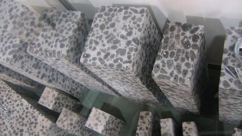 SBS改性沥青防水卷材是一种常用的防水材料，具有以下特点：